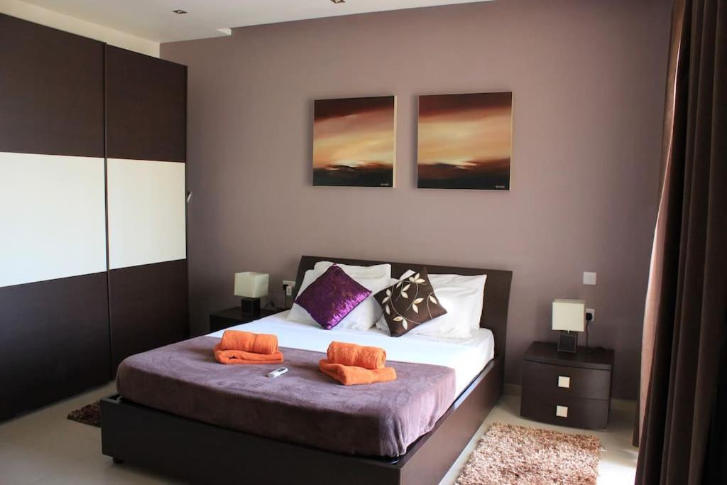 Sunny 2 Bedroom, 2 Bathrooms, Seaside Apt. * Sliema